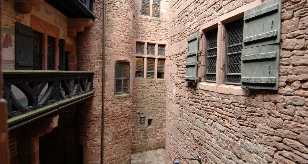 Galerie en bois contre les logis Sud