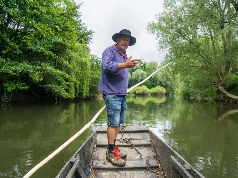 Batelier du Ried sur sa barque qui navigue sur la rivière