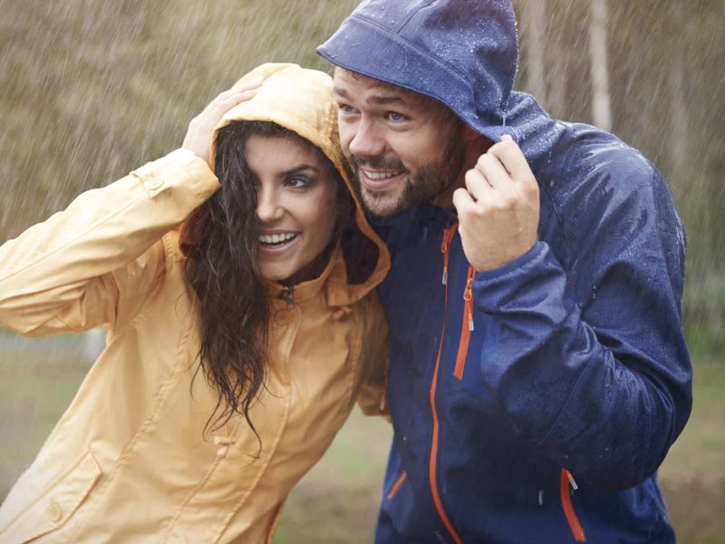 Couple sous la pluie en ciré