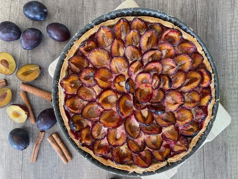 Tarte aux quetsches Tarte aux quetsches d'Alsace avec de la cannelle